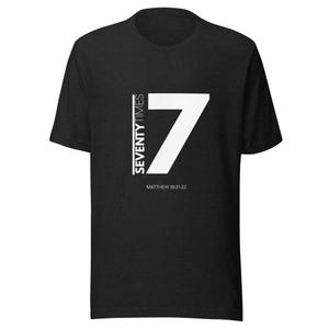 Puede incluir: Una camiseta negra de manga corta con un estampado gráfico blanco en el pecho. El diseño incluye la palabra SEVENTY TIMES apilada verticalmente junto a un número 7 grande, con el texto MATTHEW 18:21-22 impreso en letras blancas más pequeñas.