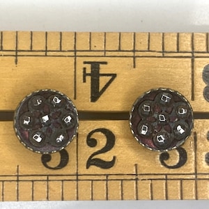 Puede incluir: Dos botones antiguos de plata con un centro rojo oscuro y un diseño floral plateado. Los botones tienen un diámetro de aproximadamente 1,25 cm.