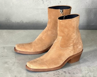 Beige Wildleder-Ankle-Boots: Quadratische Zehenpartie, seitlicher Reißverschluss im Cowboy-Stil