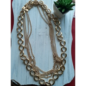 Collar vintage con colgante en capas de Trifari en tono dorado, cadena ovalada de múltiples hilos y grueso.