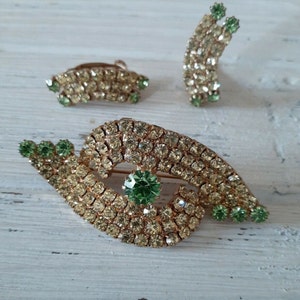 Citrine Green Prong set Rhinestone Brooch & matching earring Set, Unsigned costume jewelry Bridal or Special occasion
