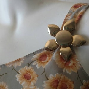Flower Power Sunflower Metal Brooch Goldtone Pin Costume Jewelry (2 5/8&#39;&#39; round) MOD Hippie