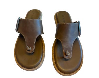 Kelsi Dagger of Brooklyn, beige Leder Flip Flop mit Schnalle.