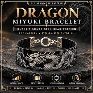 Op de afbeelding: Een armband van zwarte en zilveren kraaltjes met een drakenpatroon, vastgezet met een zilverkleurige ronde sluiting. De tekst luidt: DIY BEADWORK PATTERN, DRAGON MIYUKI BRACELET, BLACK & SILVER SEED BEAD PATTERN, PDF PATTERN, STEP-BY-STEP TUTORIAL.
