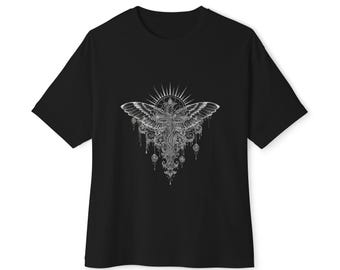 Getrübtes Sonnenwende geflügeltes Kreuz Motten-T-Shirt, dunkler Ritual-Gothic-Filigrandruck