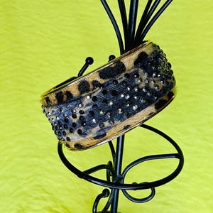1 Brazalete con estampado de leopardo y pedrería