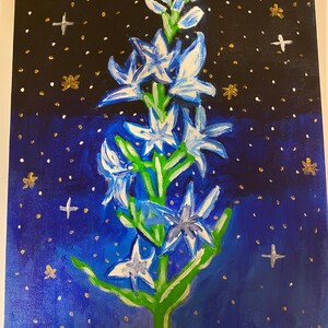 Puede incluir: Una pintura acrílica sobre lienzo que presenta un tallo de flor azul y blanco con tallos verdes sobre un fondo azul oscuro y negro lleno de estrellas pintadas en oro y blanco. La firma del artista Taimi 2026 está en la esquina inferior derecha.