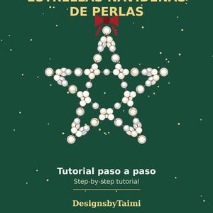 Könnte beinhalten: Ein sternförmiges Ornament aus weißen Perlen auf dunkelgrünem Hintergrund mit goldenen Punkten. Der Text lautet ESTRELLAS NAVIDEÑAS DE PERLAS, Tutorial paso a paso, Step-by-step tutorial, DesignsbyTaimi und Taimi Miranda Gonzalez.