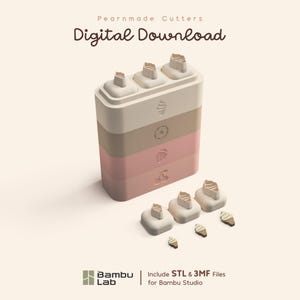 Könnte beinhalten: Ein digitaler Download für Pearnmade Cutters mit einem Stapel aus vier rechteckigen Blöcken in Creme, Beige, Rosa und Hellrot, jeweils mit einem geprägten Symbol. Vorne liegen drei kleine quadratische Ausstecher und drei winzige Eisformen.