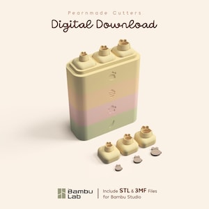 Puede incluir: Una descarga digital para Pearnmade Cutters que presenta un bloque apilable multicolor en amarillo, melocotón, rosa y verde salvia. El bloque tiene tres cortadores montados en la parte superior e incluye tres cortadores cuadrados separados y tres formas marrones pequeñas.