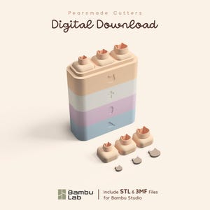 Peut inclure: Un ensemble de découpoirs modulaires empilables multicolores avec des sommets en forme de chat, portant le texte Pearnmade Cutters Digital Download et Bambu Lab Include STL & 3MF Files for Bambu Studio. L'ensemble comprend trois découpoirs carrés individuels et trois petits inserts en forme de chat.