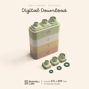 Può includere: Un set di formine impilabili color verde chiaro, bianco, giallo e pesca con il testo Pearnmade Cutters Digital Download e Bambu Lab Include STL & 3MF Files for Bambu Studio. Il set include tre pezzi superiori e tre piccoli anelli.