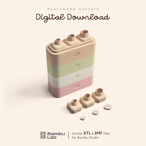 Può includere: Un download digitale per Pearnmade Cutters che presenta un blocco impilabile multicolore con tre aperture superiori. Il blocco ha sezioni beige, verde chiaro, bianche e rosa con icone in rilievo. Include tre piccoli stampini separati e file STL e 3MF.