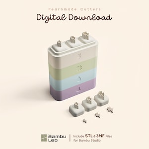 Può includere: Un set di tagliabiscotti impilabili multicolore con inserti intercambiabili. L'unità principale è color crema, verde chiaro, azzurro e viola. Include forme di fulmini e il testo Pearnmade Cutters, Digital Download e Bambu Lab.