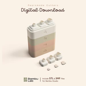Può includere: Un set di download digitale di Pearnmade Cutters per Bambu Studio, composto da un blocco rettangolare impilabile multicolore con tre taglierine montate superiormente, tre taglierine quadrate separate e tre piccoli ritagli a forma di fantasma in bianco sporco, salvia e pesca.