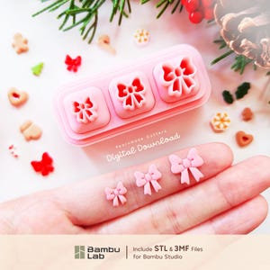 Op de afbeelding: Een lichtroze rechthoekige vorm met drie strikvormige uitsparingen, vergezeld van drie kleine lichtroze strikvormige uitsparingen. De tekst luidt Pearnmade Cutters Digital Download en Bambu Lab Include STL & 3MF Files for Bambu Studio.