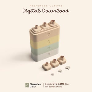 Può includere: Un set impilabile di quattro tagliabiscotti rettangolari in beige, giallo, verde salvia e grigio chiaro, con forme di fungo, stella, fiore e ghianda. Il testo recita Pearnmade Cutters Digital Download e Bambu Lab Include STL & 3MF Files.