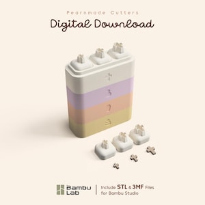 Può includere: Un prodotto in download digitale con un set di tagliapasta impilabili multicolore con stampi a forma di croce. Il testo recita Pearnmade Cutters, Digital Download, Bambu Lab e Include STL & 3MF Files for Bambu Studio. Include tre piccoli tagliapasta.