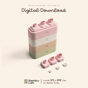 Può includere: Un download digitale per Pearnmade Cutters con una pila di quattro blocchi rettangolari color pastello con icone in rilievo, tre piccoli pezzi superiori rosa e tre minuscole forme piatte. Il testo include Pearnmade Cutters, Digital Download e Bambu Lab Include STL & 3MF Files for Bambu Studio.