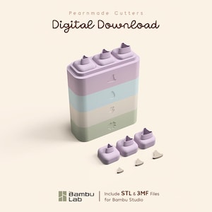 Può includere: Un set di formine impilabili etichettato Pearnmade Cutters Digital Download. L'unità presenta segmenti color pastello viola, blu e verde con icone in rilievo. Include tre accessori da taglio viola separati e piccoli inserti grigi.