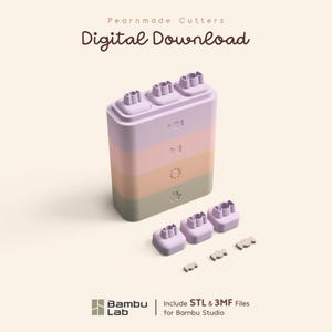 Può includere: Un download digitale per Pearnmade Cutters che mostra un blocco impilabile multicolore con icone in rilievo di caramelle, fiocchi, soli e fiori. Include tre piccoli stampini viola a forma di caramella e tre minuscoli ritagli a forma.