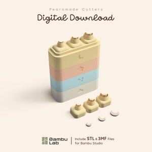 Può includere: Un prodotto in download digitale Pearnmade Cutters per Bambu Lab. L'immagine mostra un sistema di blocchi impilabili multicolore con icone in rilievo tra cui una luna, un fiore, una farfalla e una nuvola, insieme a tre formine quadrate separate e tre piccoli ritagli a forma di mezzaluna.