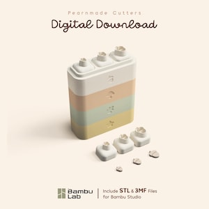 Può includere: Un download digitale per Pearnmade Cutters che presenta un set di blocchi impilabili multicolori con icone in rilievo tra cui una ghianda, un fungo e una stella. Il set include tre tagliapasta quadrati separati e tre piccoli ritagli a forma di ghianda.