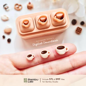 Könnte beinhalten: Eine pfirsichfarbene rechteckige Form mit drei Kaffeetassen-Vertiefungen, begleitet von drei kleinen Kaffeetassen-Figuren. Der Text lautet Pearnmade Cutters Digital Download und Bambu Lab Include STL & 3MF Files for Bambu Studio.