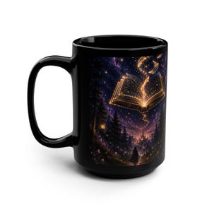 Czarny kubek „Księga zaczarowanych gwiazd” | Magiczna pływająca książka, księżycowy las, prezent dla czytelnika fantasy
