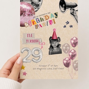 Puede incluir: Una tarjeta de invitación de cumpleaños con un collage de una bola de discoteca, un megáfono, una foto en blanco y negro de un niño con un gorro de fiesta rosa y globos plateados con el número 29. El texto dice: you're invited to my birthday party!