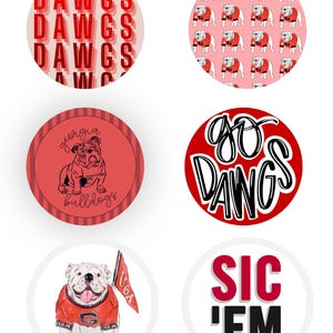 Peut inclure: Six autocollants circulaires sur le thème des Georgia Bulldogs. Les motifs incluent le mot DAWGS en rouge, un motif de bouledogues en maillots rouges, une illustration de bouledogue avec texte, la phrase GO DAWGS, un drapeau UGA et SIC 'EM.