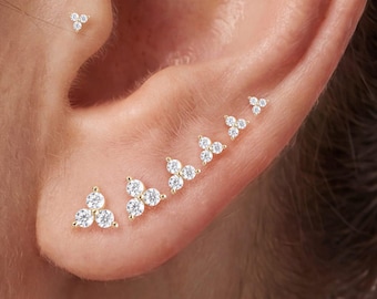 Brinco de cartilagem com três diamantes de laboratório em ouro maciço 14K, sem rosca e com base plana.
