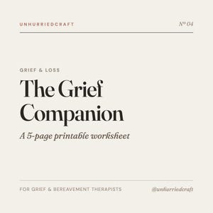 Op de afbeelding: Een 5-pagina's tellend printbaar werkblad getiteld The Grief Companion, ontworpen voor rouwtherapeuten. Het document heeft een crèmekleurige achtergrond met donkerbruine tekst, inclusief de merknaam UNHURRIEDCRAFT en de aanduiding No 04.