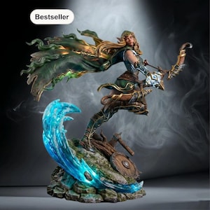 Peut inclure: Une figurine fantastique détaillée d'un archer elfe en armure verte et dorée avec une cape flottante, tenant un arc. Le personnage se tient sur une base rocheuse avec un effet d'eau bleu translucide, un bouclier en bois et une hache. Texte Bestseller.