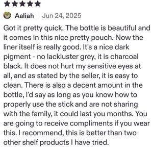 Pu&ograve; includere: Una recensione a cinque stelle di Aaliah del 24 giugno 2025 riguardante un eyeliner nero carbone. Il testo descrive il pigmento come nero intenso, menziona la custodia inclusa e sottolinea la facilit&agrave; di pulizia del prodotto.