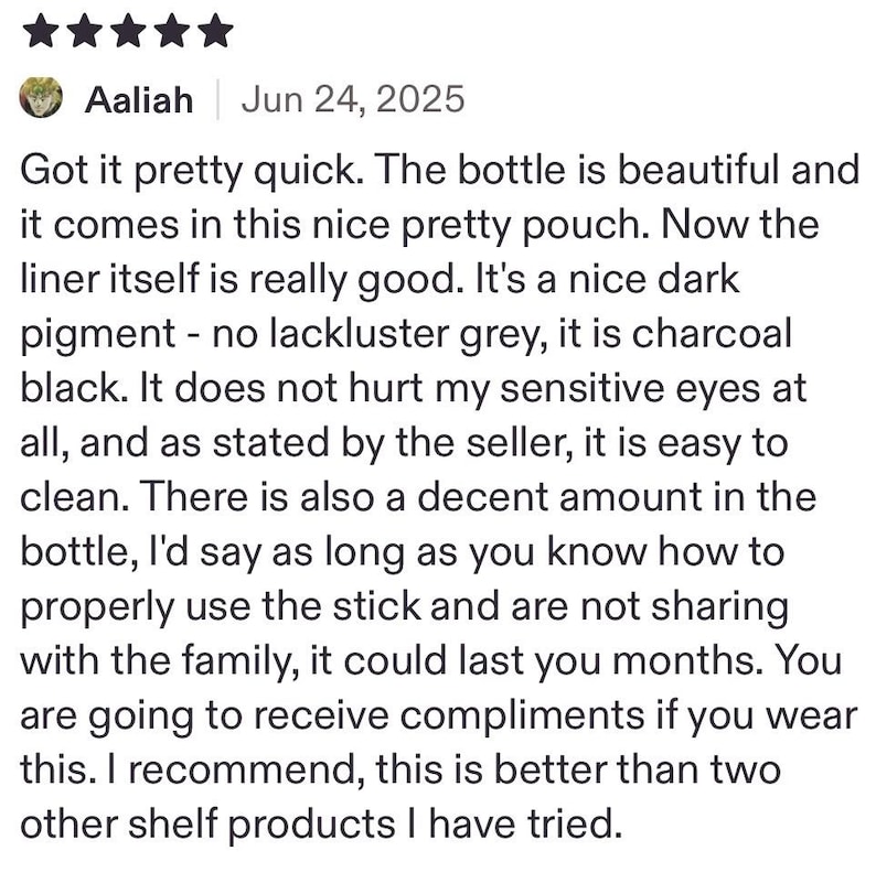 Pu&ograve; includere: Una recensione a cinque stelle di Aaliah del 24 giugno 2025 riguardante un eyeliner nero carbone. Il testo descrive il pigmento come nero intenso, menziona la custodia inclusa e sottolinea la facilit&agrave; di pulizia del prodotto.
