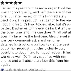 Pu&ograve; includere: Una recensione cliente a cinque stelle in caratteri neri su sfondo bianco. Il testo recita: Earlier this year I purchased a vegan kohl that was of good quality, and half the price of this one. But after receiving this I immediately tried it on.