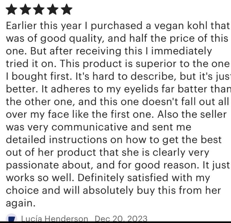Pu&ograve; includere: Una recensione cliente a cinque stelle in caratteri neri su sfondo bianco. Il testo recita: Earlier this year I purchased a vegan kohl that was of good quality, and half the price of this one. But after receiving this I immediately tried it on.