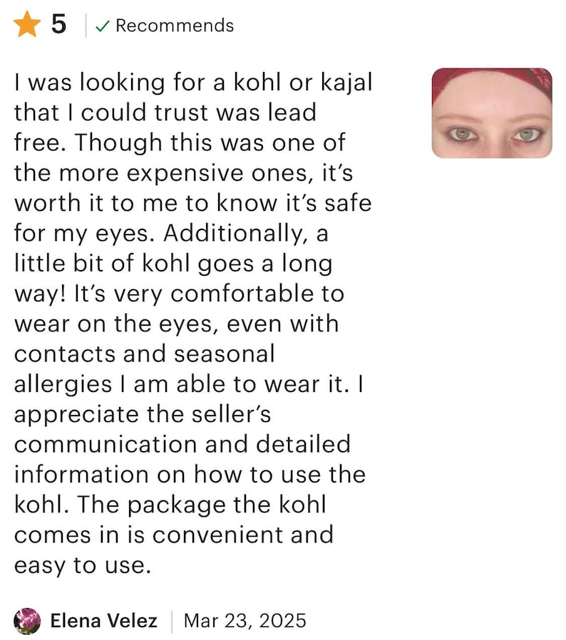 Pu&ograve; includere: Una recensione cliente a cinque stelle con un blocco di testo su un eyeliner kohl o kajal senza piombo. La recensione include una piccola foto inserita che mostra un paio di occhi con eyeliner scuro e una fascia rossa sulla fronte.