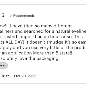 Pu&ograve; includere: Una recensione cliente a cinque stelle intitolata Recommends, contenente il seguente testo: Wow!!! I have tried so many different eyeliners and searched for a natural eyeliner that lasted longer than an hour or so. This lasts ALL DAY! It doesn't smudge.