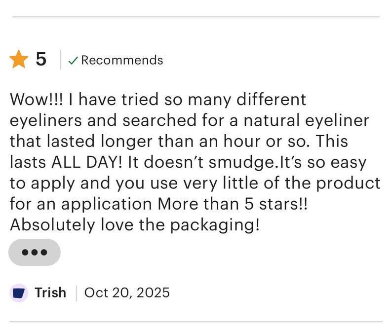 Pu&ograve; includere: Una recensione cliente a cinque stelle intitolata Recommends, contenente il seguente testo: Wow!!! I have tried so many different eyeliners and searched for a natural eyeliner that lasted longer than an hour or so. This lasts ALL DAY! It doesn't smudge.
