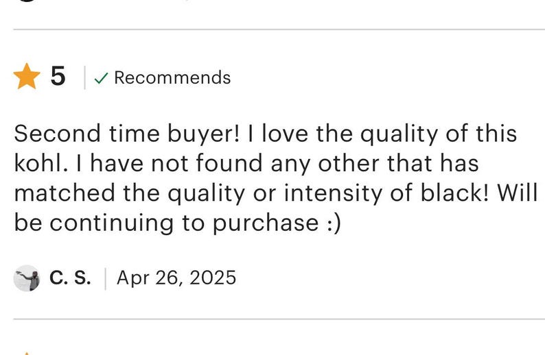 Pu&ograve; includere: Una recensione cliente a cinque stelle per un kajal. Il testo recita: Second time buyer! I love the quality of this kohl. I have not found any other that has matched the quality or intensity of black! Will be continuing to purchase :) C. S. 26 apr 2025.