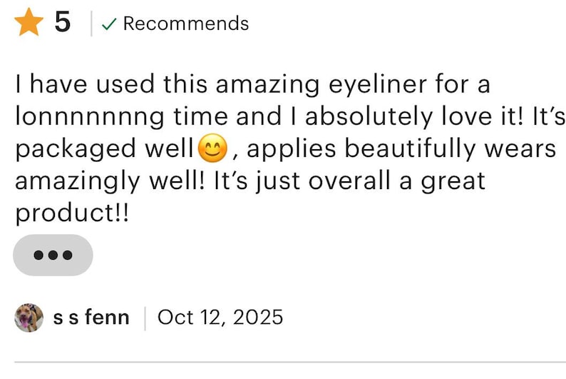 Pu&ograve; includere: Una recensione cliente a cinque stelle per un eyeliner. Il testo recita: I have used this amazing eyeliner for a lonnnnnng time and I absolutely love it! It&rsquo;s packaged well, applies beautifully wears amazingly well! It&rsquo;s just overall a great product!!