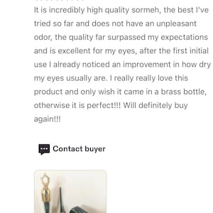 Pu&ograve; includere: Un set di eyeliner in polvere nera Sudi Sormeh composto da un flacone applicatore decorativo color oro con punta appuntita, un sottile bastoncino applicatore nero e una scatola rettangolare nera con testo dorato e logo triangolare sul davanti.