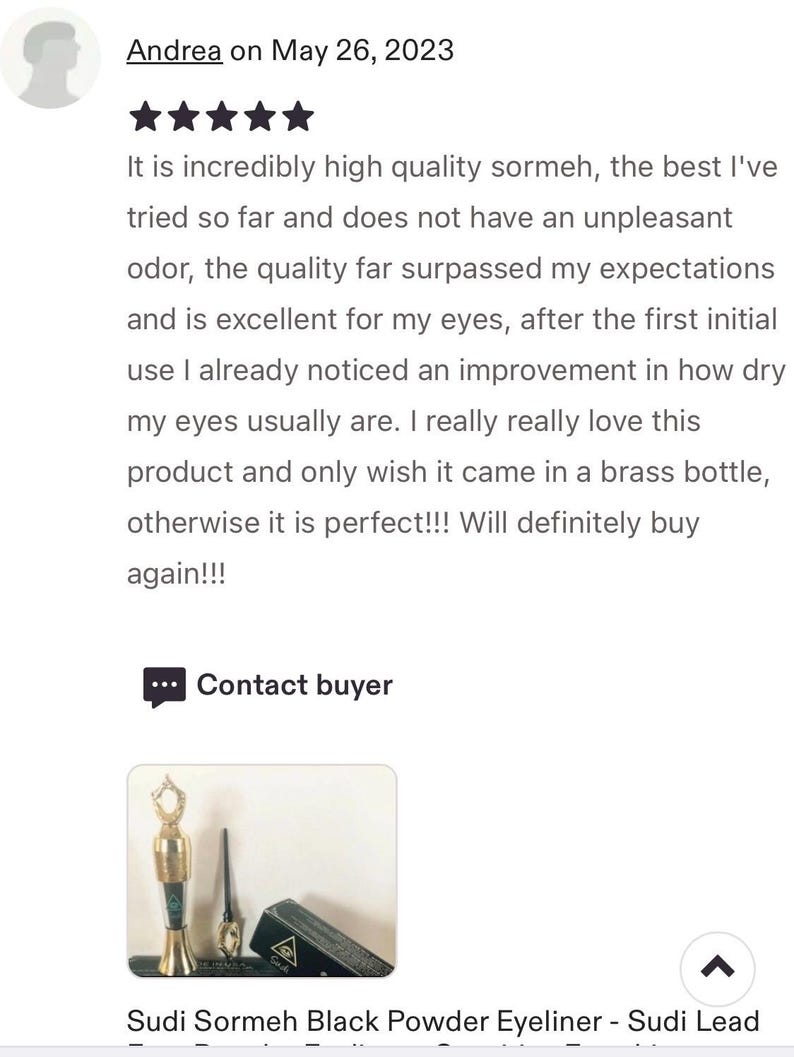Pu&ograve; includere: Un set di eyeliner in polvere nera Sudi Sormeh composto da un flacone applicatore decorativo color oro con punta appuntita, un sottile bastoncino applicatore nero e una scatola rettangolare nera con testo dorato e logo triangolare sul davanti.