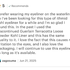 Pu&ograve; includere: Una recensione di prodotto a cinque stelle intitolata Recommends, contenente un testo che discute l'uso dell'eyeliner kohl ithmid sulla rima interna, confrontandolo con un prodotto Guerlain fuori produzione, notando l'assenza di irritazioni e lodando il packaging.