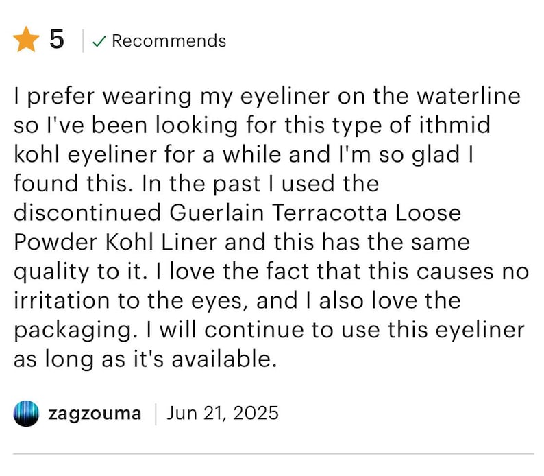 Pu&ograve; includere: Una recensione di prodotto a cinque stelle intitolata Recommends, contenente un testo che discute l'uso dell'eyeliner kohl ithmid sulla rima interna, confrontandolo con un prodotto Guerlain fuori produzione, notando l'assenza di irritazioni e lodando il packaging.