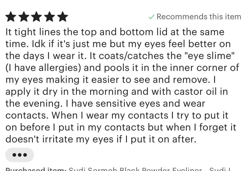 Pu&ograve; includere: Una recensione a cinque stelle per l'eyeliner in polvere nera Sudi Sormeh. Il testo descrive la capacit&agrave; dell'eyeliner di delineare le palpebre superiori e inferiori, la sua idoneit&agrave; per occhi sensibili e portatori di lenti a contatto.