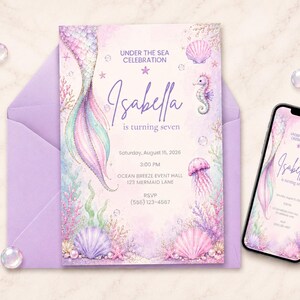 Puede incluir: Una tarjeta de invitación rectangular y un teléfono inteligente que muestra un diseño de celebración bajo el mar para Isabella, con una cola de sirena, un caballito de mar, una medusa y conchas marinas en tonos pastel rosa, morado y turquesa.