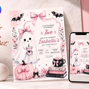 Puede incluir: Una tarjeta de invitación de cumpleaños rosa y blanca con un fantasma sosteniendo una bebida, una calabaza rosa, un caldero negro sobre libros y murciélagos. El texto dice A LITTLE BOO IS TURNING Two JOIN US TO CELEBRATE Isabella's 2ND BIRTHDAY. Un teléfono muestra el diseño.